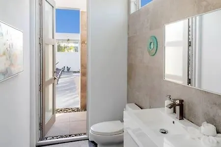 Oceanside 2 Bedroom Luxury Villa With Private Pool, 500Ft From Long Bay Beach -V3 0*,  Turcas e Caicos
