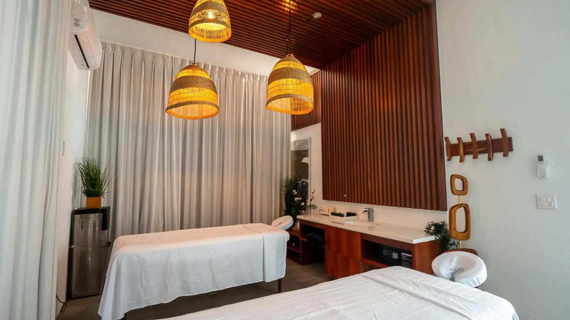 Oceanside 2 Bedroom Luxury Villa With Private Pool, 500Ft From Long Bay Beach -V3